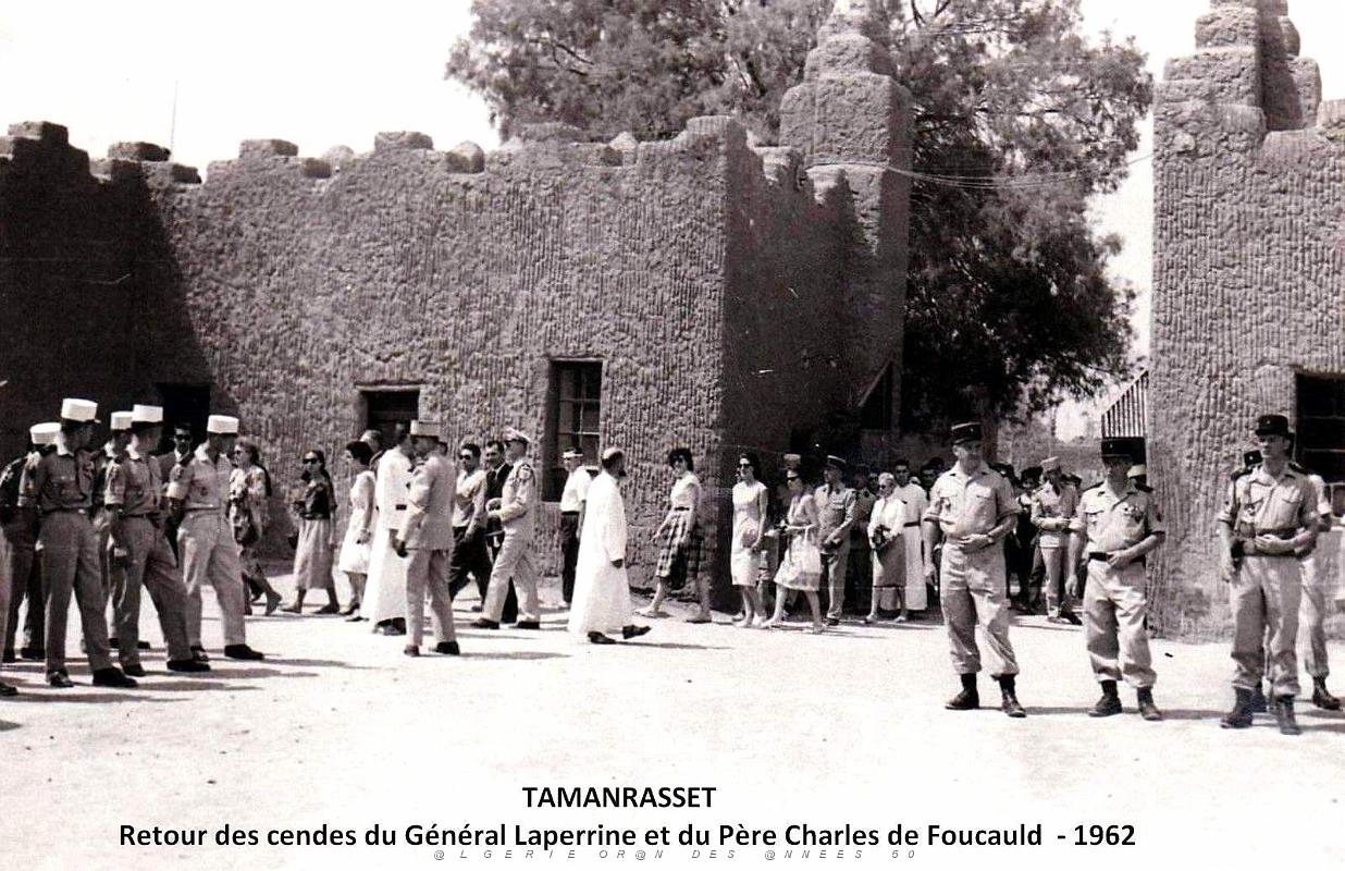 1705- Tamanrasset- Retour des Cendres du General Laperrine et du Pere Charles de Foucauld-1962.jpg